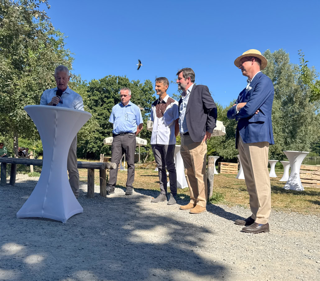 Bürgermeister Manfred Härle spricht bei der Jubiläumsfeier. Neben ihm stehen die weiteren Redner des Abends: Dr. Günter Herrmann, Dr. Roland Hilgartner, Guillaume de Turckheim und Bernhard Markgraf von Baden.