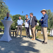 Bürgermeister Manfred Härle spricht bei der Jubiläumsfeier. Neben ihm stehen die weiteren Redner des Abends: Dr. Günter Herrmann, Dr. Roland Hilgartner, Guillaume de Turckheim und Bernhard Markgraf von Baden.