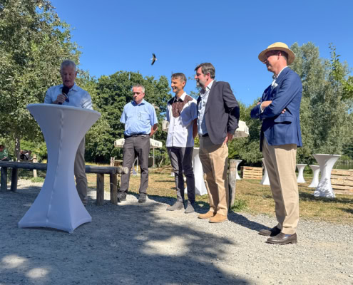 Bürgermeister Manfred Härle spricht bei der Jubiläumsfeier. Neben ihm stehen die weiteren Redner des Abends: Dr. Günter Herrmann, Dr. Roland Hilgartner, Guillaume de Turckheim und Bernhard Markgraf von Baden.